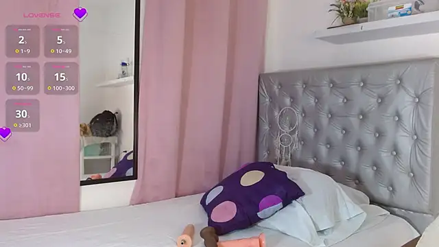 Snapshot of angiellam chatting on 10.31.25 angiellam online show from 10.31.25