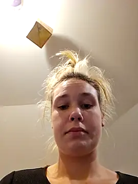 Snapshot of ft1glo chatting on 11.03.25 ft1glo online show from 11.03.25