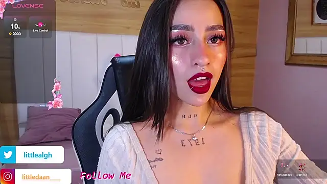 Abril Velvet a  online show from 10.22.25