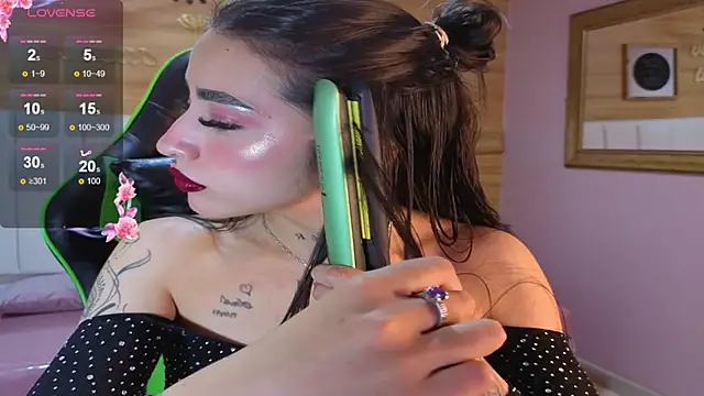 Abril Velvet a  online show from 11.24.25