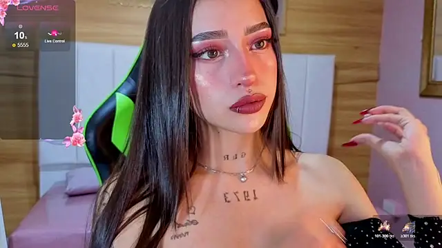 Abril Velvet a  online show from 12.04.25