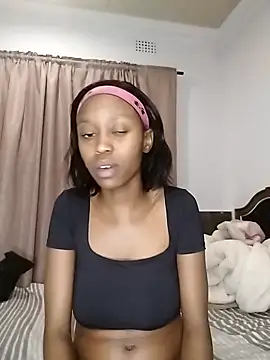 Snapshot of LonelyQueenxx25 chatting on 09.29.25 LonelyQueenxx25 online show from 09.29.25