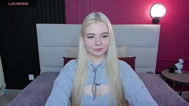 Snapshot of RuthBryant chatting on 09.19.25 RuthBryant online show from 09.19.25