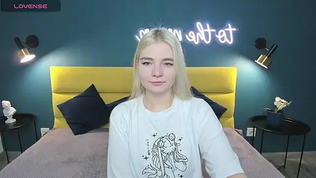 Snapshot of RuthBryant chatting on 09.20.25 RuthBryant online show from 09.20.25