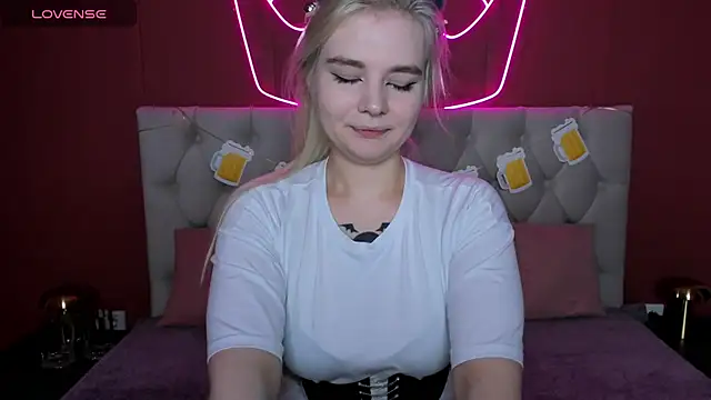 Snapshot of RuthBryant chatting on 09.22.25 RuthBryant online show from 09.22.25