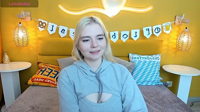 Snapshot of RuthBryant chatting on 09.28.25 RuthBryant online show from 09.28.25