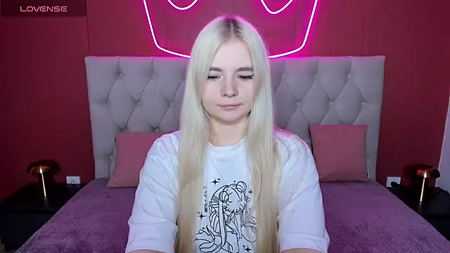 Snapshot of RuthBryant chatting on 09.30.25 RuthBryant online show from 09.30.25