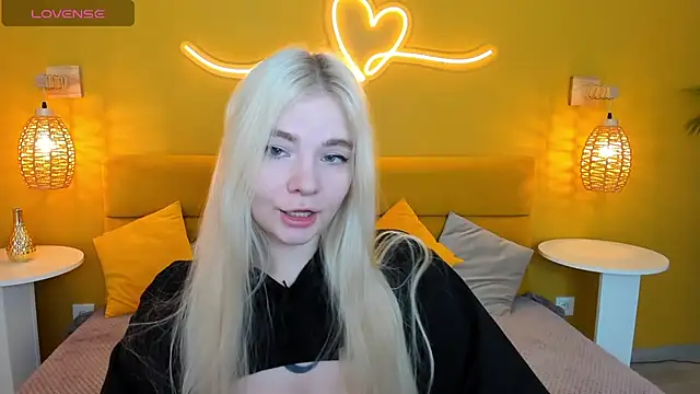 Snapshot of RuthBryant chatting on 10.05.25 RuthBryant online show from 10.05.25