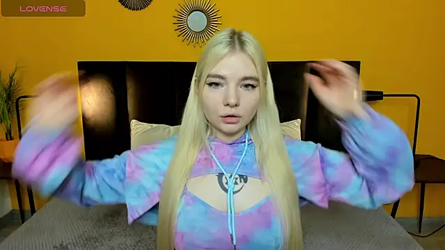 Snapshot of RuthBryant chatting on 10.07.25 RuthBryant online show from 10.07.25