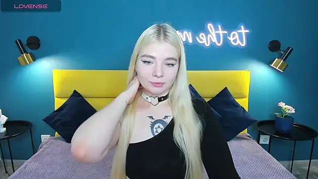 Snapshot of RuthBryant chatting on 10.08.25 RuthBryant online show from 10.08.25