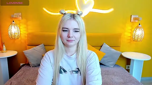 Snapshot of RuthBryant chatting on 10.11.25 RuthBryant online show from 10.11.25