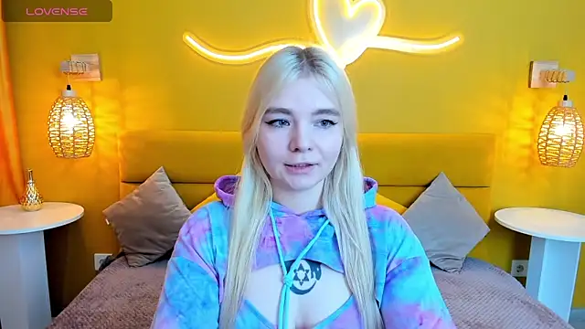 Snapshot of RuthBryant chatting on 10.12.25 RuthBryant online show from 10.12.25