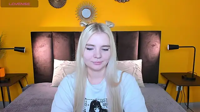 Snapshot of RuthBryant chatting on 10.13.25 RuthBryant online show from 10.13.25