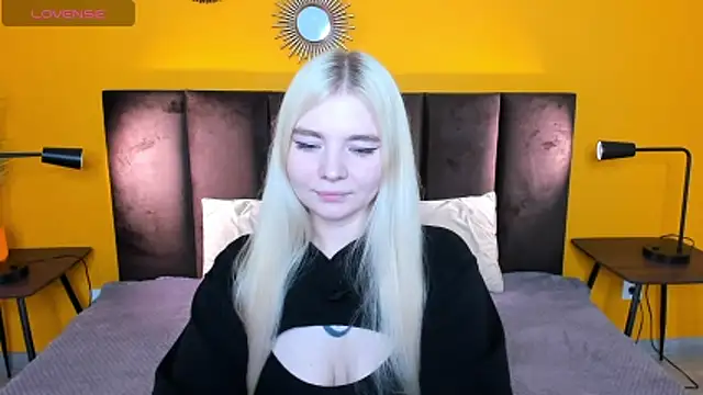 Snapshot of RuthBryant chatting on 10.14.25 RuthBryant online show from 10.14.25