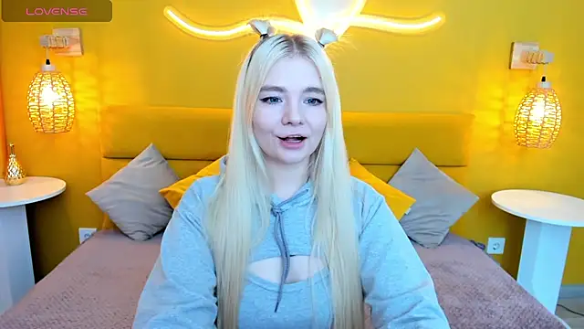 Snapshot of RuthBryant chatting on 10.17.25 RuthBryant online show from 10.17.25