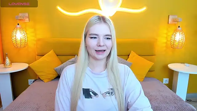 Snapshot of RuthBryant chatting on 10.18.25 RuthBryant online show from 10.18.25