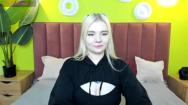 Snapshot of RuthBryant chatting on 10.20.25 RuthBryant online show from 10.20.25