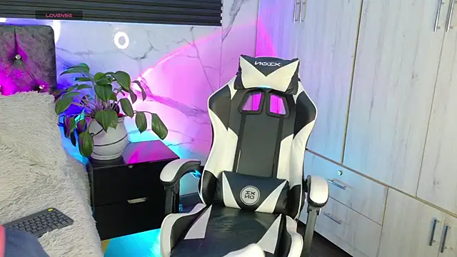 Snapshot of Saimonvela chatting on 04.24.26 Saimonvela online show from 04.24.26