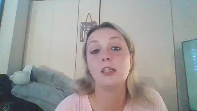 Snapshot of Candykissesxoxo chatting on 11.02.25 Candykissesxoxo online show from 11.02.25