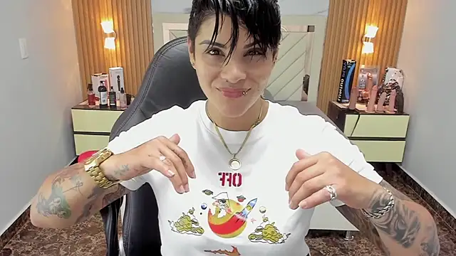 Snapshot of KAROLLJONES1 chatting on 09.25.25 KAROLLJONES1 online show from 09.25.25