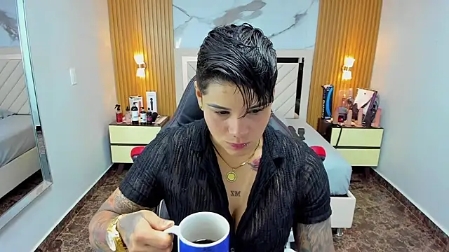 Snapshot of KAROLLJONES1 chatting on 10.10.25 KAROLLJONES1 online show from 10.10.25