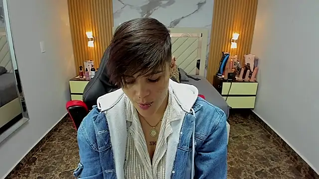 Snapshot of KAROLLJONES1 chatting on 10.28.25 KAROLLJONES1 online show from 10.28.25