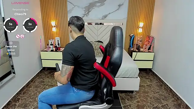 Snapshot of KAROLLJONES1 chatting on 10.29.25 KAROLLJONES1 online show from 10.29.25