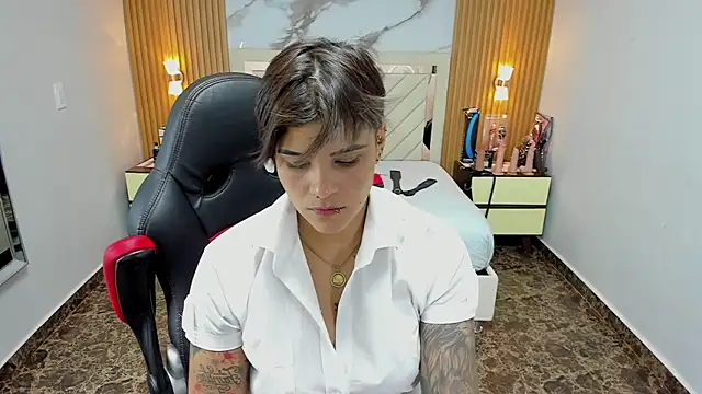 Snapshot of KAROLLJONES1 chatting on 10.30.25 KAROLLJONES1 online show from 10.30.25