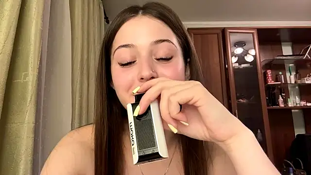 Snapshot of Adel_strongwoman chatting on 05.19.26 Adel strongwoman online show from 05.19.26