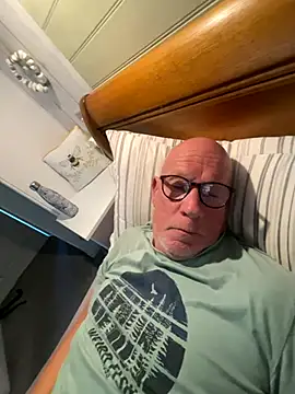 Snapshot of philefc chatting on 10.21.25 philefc online show from 10.21.25