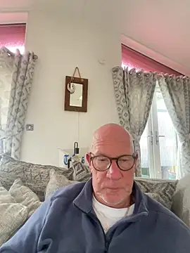 Snapshot of philefc chatting on 10.31.25 philefc online show from 10.31.25