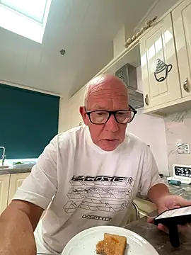 Snapshot of philefc chatting on 11.04.25 philefc online show from 11.04.25