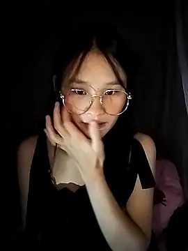 Snapshot of saronla_03 chatting on 10.27.25 saronla 03 online show from 10.27.25