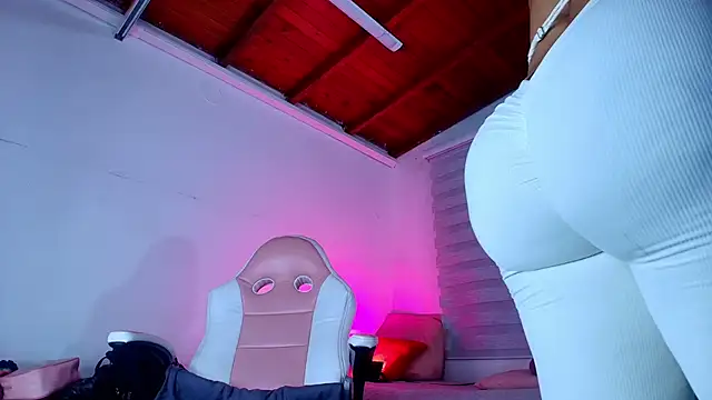 Snapshot of emma_madi chatting on 09.10.25 emma madi online show from 09.10.25