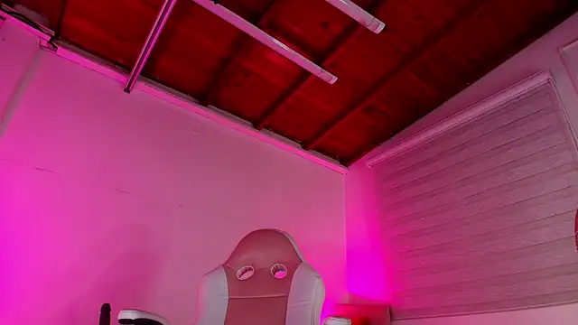 Snapshot of emma_madi chatting on 09.24.25 emma madi online show from 09.24.25