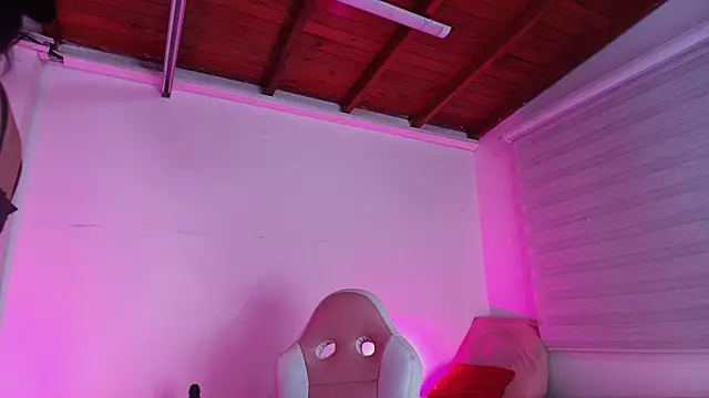 Snapshot of emma_madi chatting on 10.07.25 emma madi online show from 10.07.25