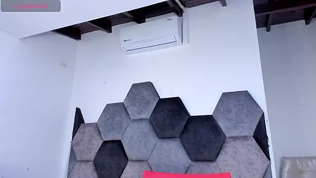 BellaNixs online show from 04.06.26