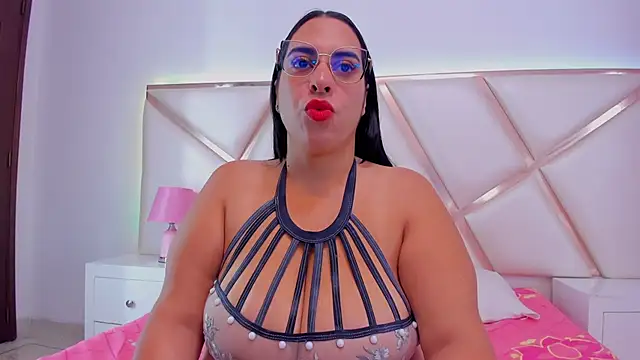 Snapshot of GeminisClark chatting on 10.29.25 GeminisClark online show from 10.29.25