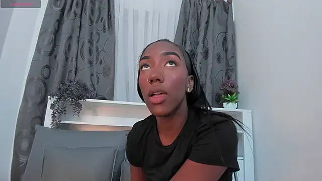 Snapshot of Mistt_Mia chatting on 10.08.25 Mistt Mia online show from 10.08.25