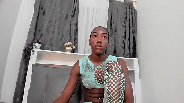 Snapshot of Mistt_Mia chatting on 10.21.25 Mistt Mia online show from 10.21.25