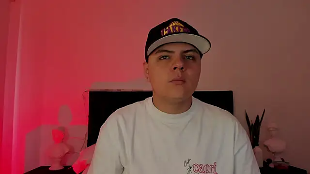 Snapshot of NoahLux chatting on 09.12.25 NoahLux online show from 09.12.25