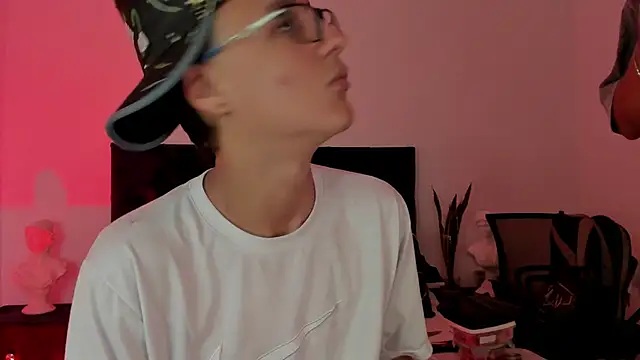 Snapshot of NoahLux chatting on 09.16.25 NoahLux online show from 09.16.25