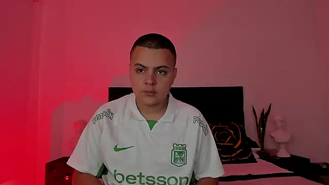 Snapshot of NoahLux chatting on 09.17.25 NoahLux online show from 09.17.25