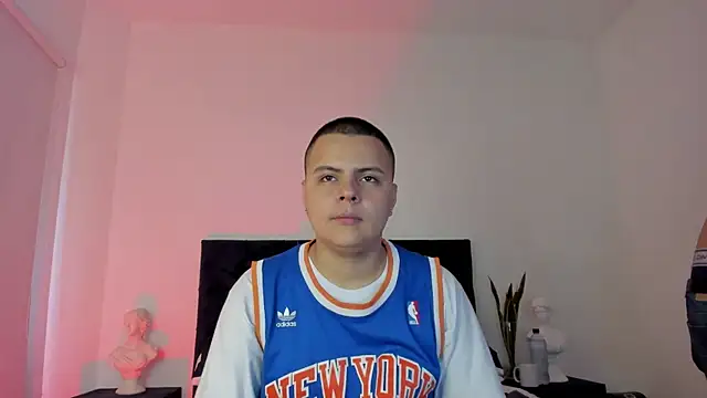 Snapshot of NoahLux chatting on 09.18.25 NoahLux online show from 09.18.25