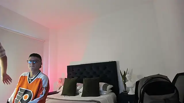 Snapshot of NoahLux chatting on 09.30.25 NoahLux online show from 09.30.25