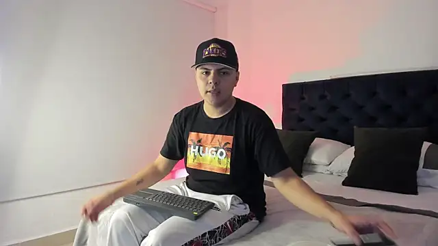 Snapshot of NoahLux chatting on 10.01.25 NoahLux online show from 10.01.25