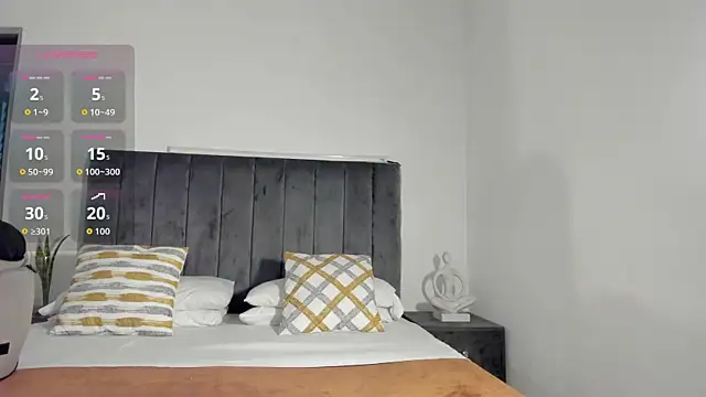 Snapshot of NoahLux chatting on 10.09.25 NoahLux online show from 10.09.25