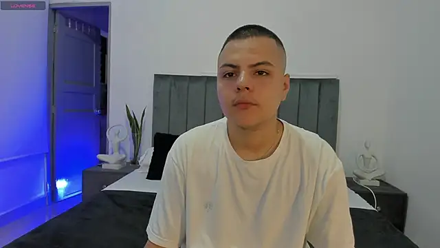 Snapshot of NoahLux chatting on 10.17.25 NoahLux online show from 10.17.25