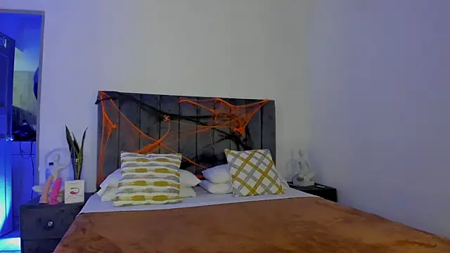 Snapshot of NoahLux chatting on 10.27.25 NoahLux online show from 10.27.25