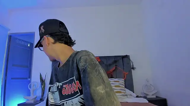 Snapshot of NoahLux chatting on 10.30.25 NoahLux online show from 10.30.25